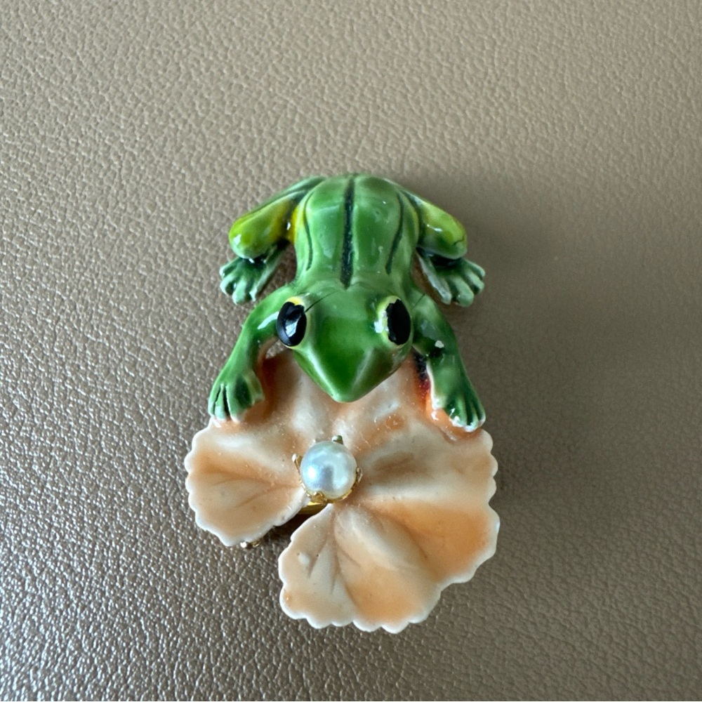 Vintage Original by Robert Enamel Frog w/Lily Pad & Pearl Brooch Pin - Picture 5 of 6